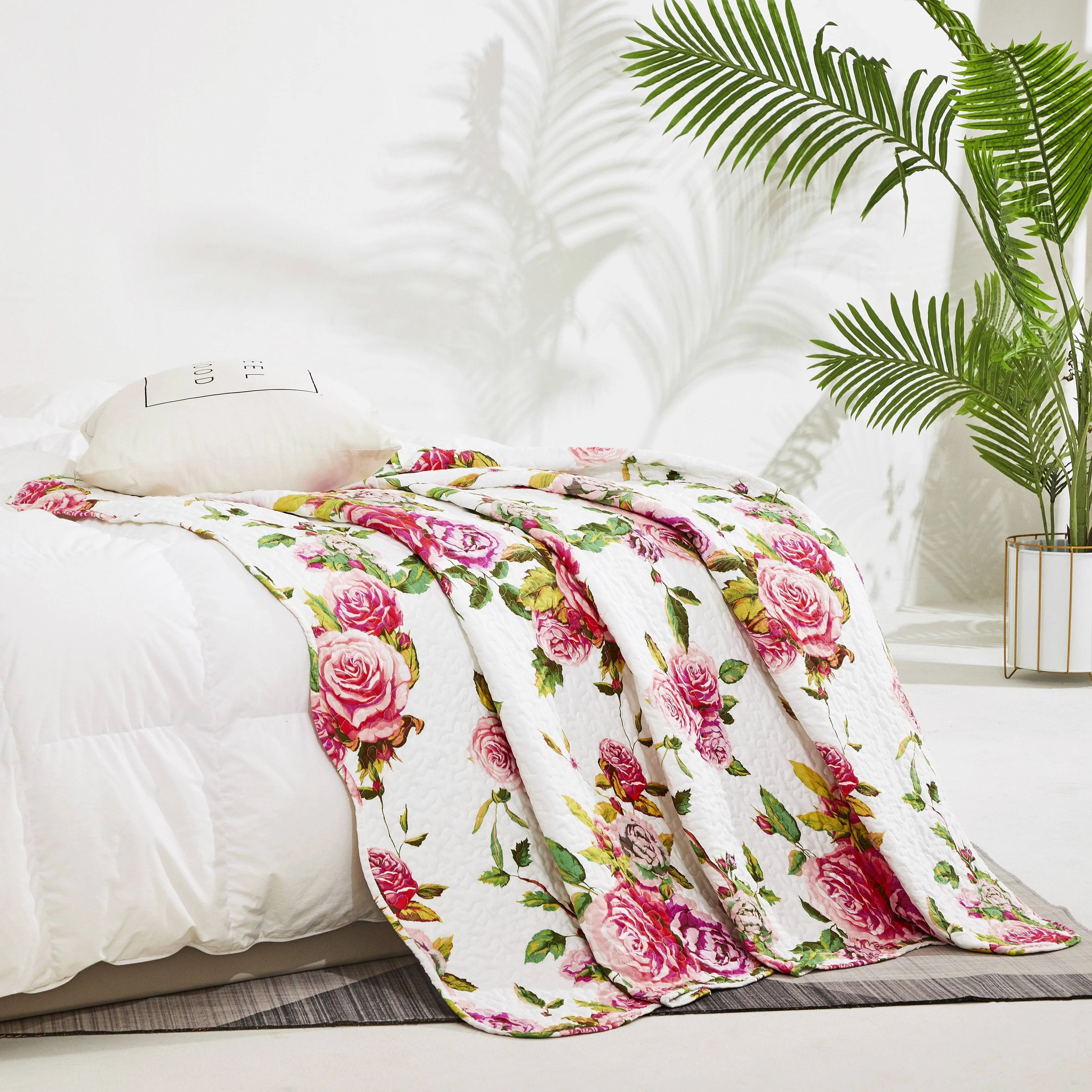 DaDa Bedding Romantic Roses Floral Throw Blanket - Lovely Spring Pink & White Scalloped Colorful Lightweight Breathable - Bright Vibrant Quilted Throw Blanket - 50 x 60